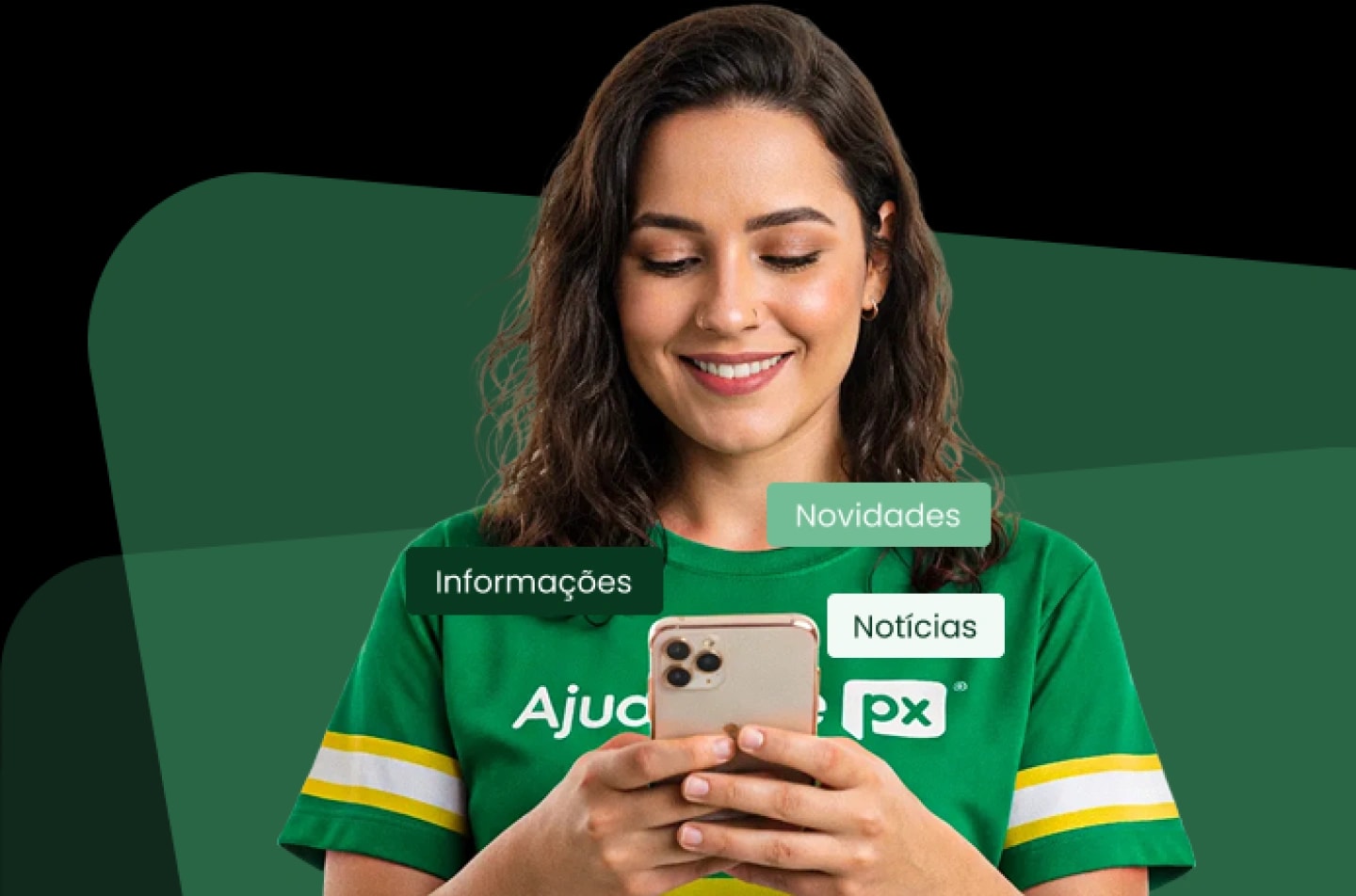 Ajudante PX com o celular na mão
