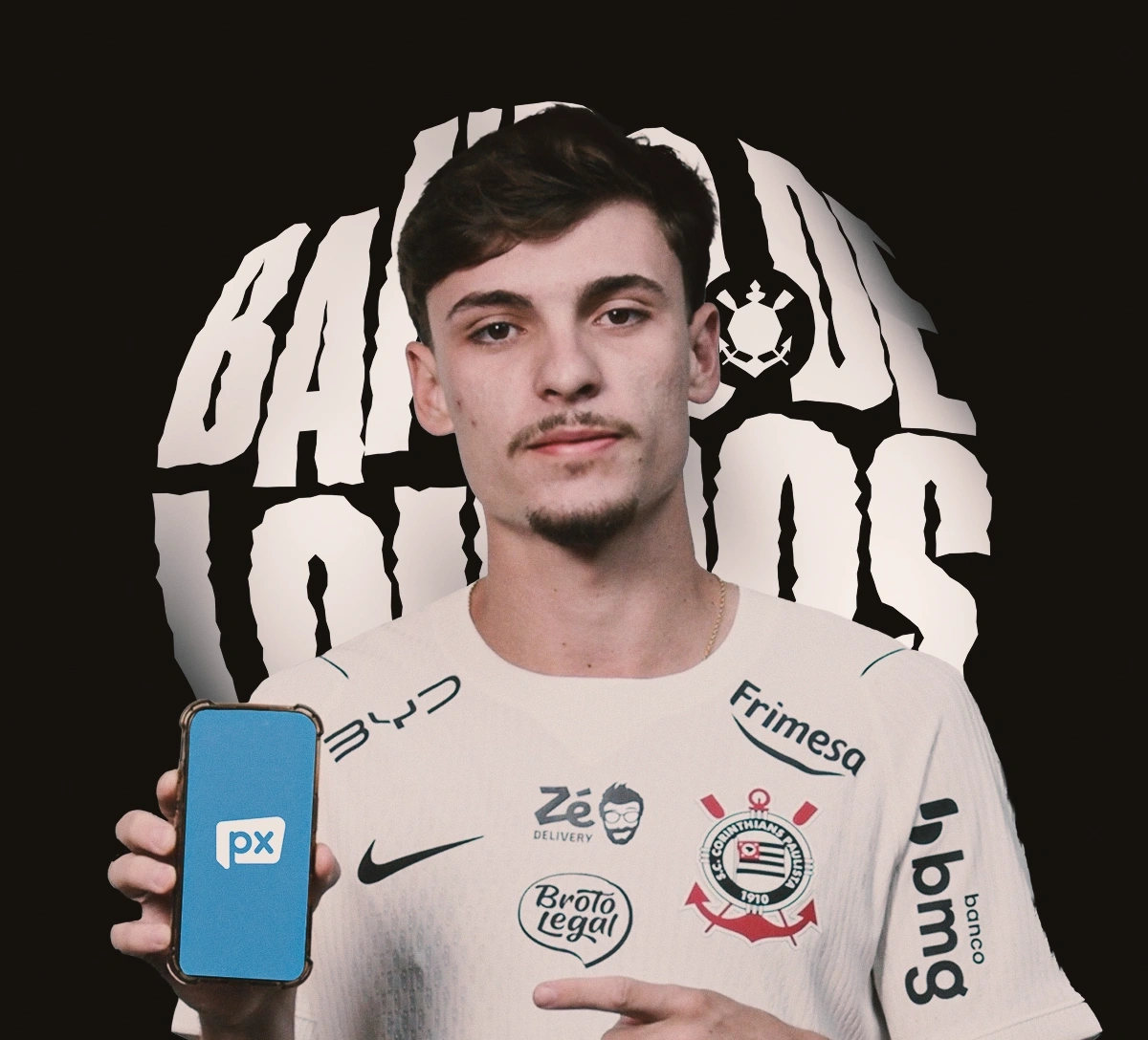Jogador do Corinthians segurando o celular com o aplicativo Ajudante PX
